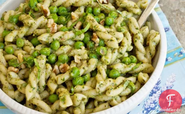 Nudelsalat mit Erbsen und Pesto