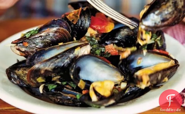 Muscheln Fra Diavolo mit geröstetem Knoblauch aus 'Der Fang