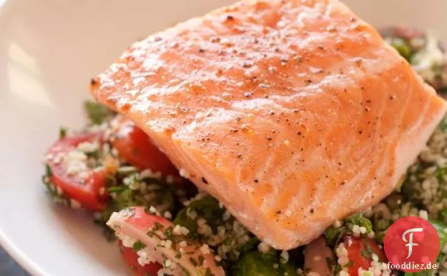 Langsam gebackener atlantischer Lachs mit Tabouli aus 'Mehl, Auch
