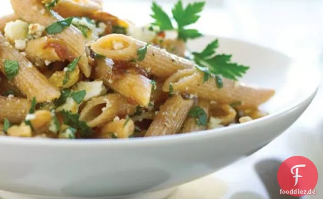 Vollkorn-Penne mit Walnüssen, Karamellisierten Zwiebeln und Ricotta Salata