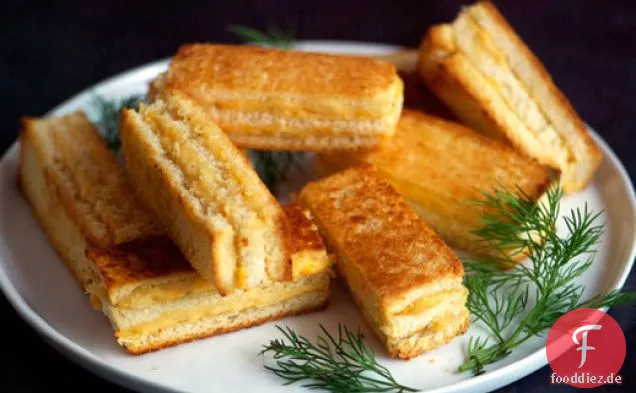 Knusprige, käsige Party-Sandwiches