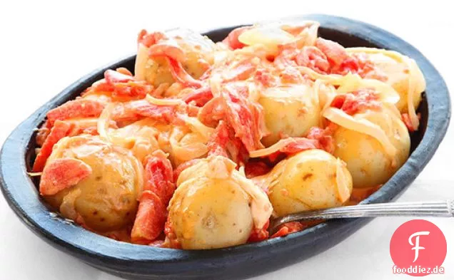 Papas Chorreadas (Kolumbianische Kartoffeln mit Käse und Tomatensauce)