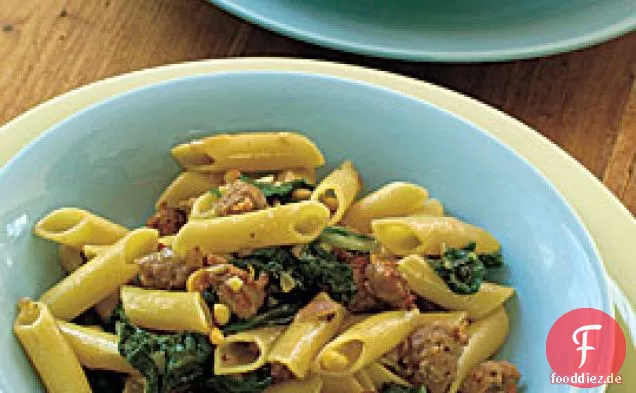 Penne mit Wurst, Mangold & Pinienkernen