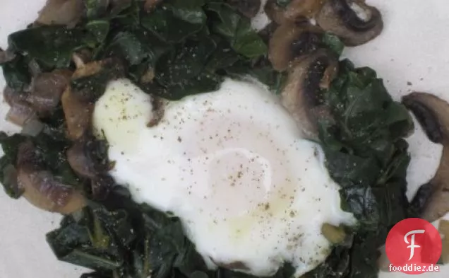 Eier in einem Korb mit Grüns