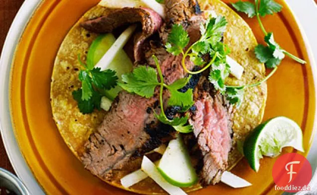 Achiote Flank Steak mit Apfel-und Jicama-Salat