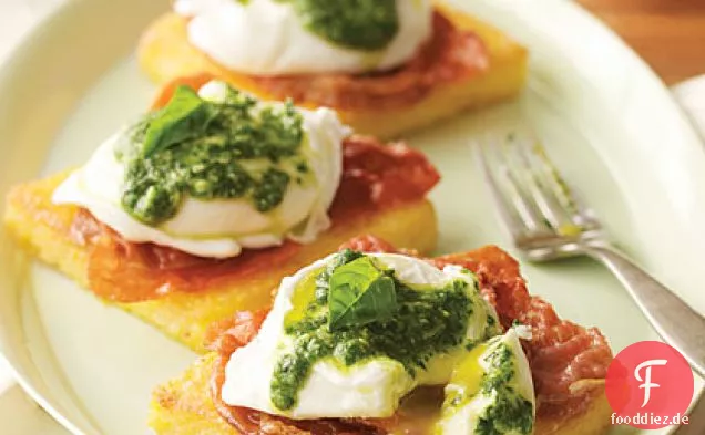 Uova Benedetto (Pochierte Eier auf Polenta mit Pesto und knackigem Schinken)