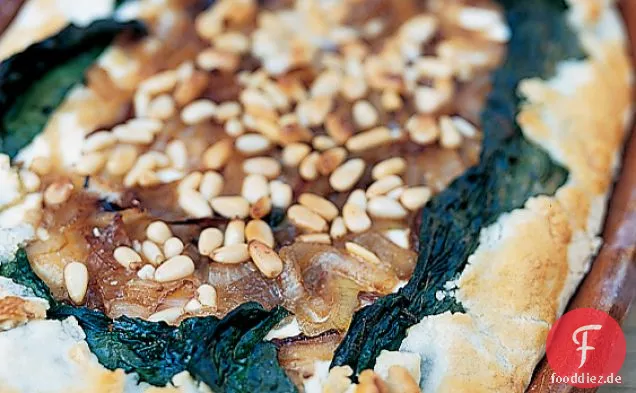 Zwiebel mit offenem Gesicht, Ziegenkäse und Pinienkernkuchen