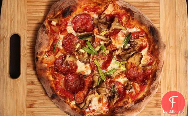 Pizza im New Yorker Stil mit Kimchi, Soppressata und Maitake-Pilzen