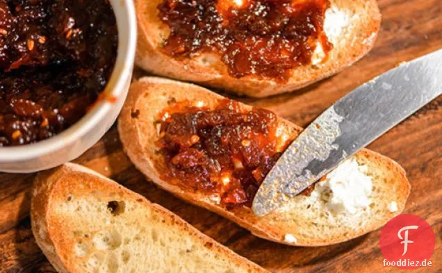 Frische Tomaten und karamellisierte Zwiebelmarmelade