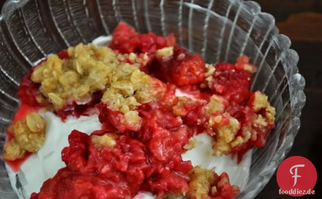 Joghurt mit Himbeer-Crumble