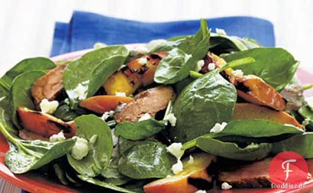 Spinatsalat mit gegrilltem Schweinefilet und Nektarinen