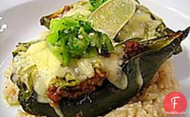 Fleisch Lite: Gefüllte Poblanos mit Tomatillo-Salsa