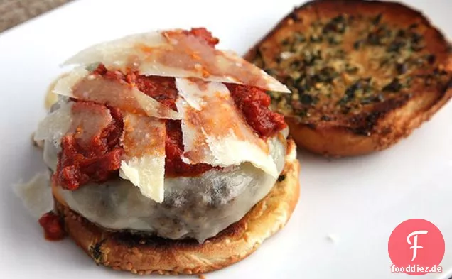 Pepperoni Knoblauchbrot Burger (Gegrillte Cheeseburger mit Peperonisauce auf Knoblauchbrötchen servieren)