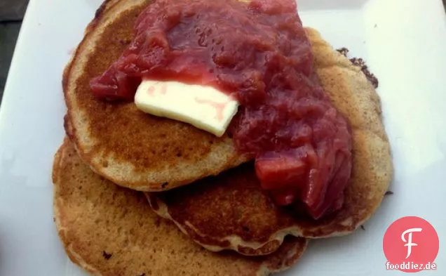 Vollkorn-Haferflocken-Pfannkuchen mit Ahorn gebratenem Rhabarber