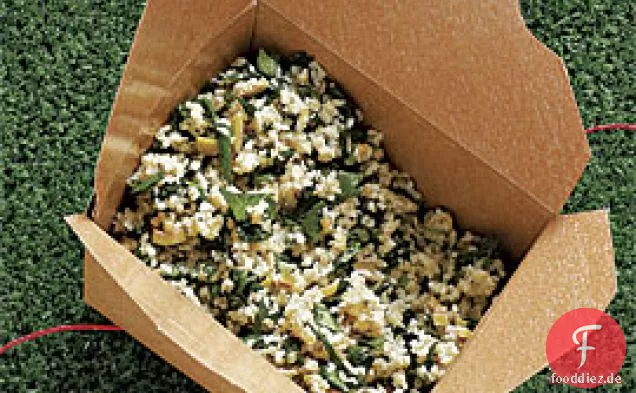 Bulgursalat mit verwelktem Mangold und grünen Oliven