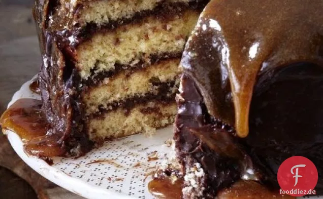 Gelber Kuchen mit Schokoladenglasur und Karamell oben