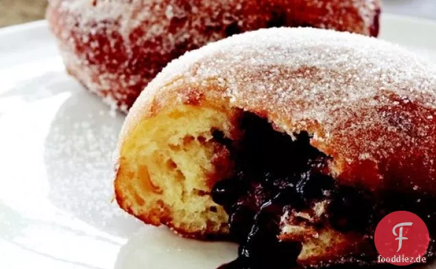 Himbeer-Donuts mit Vanille-DIP-Sauce