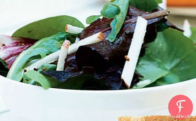 Grüner Salat mit Äpfeln und Ahorn-Walnuss-Dressing
