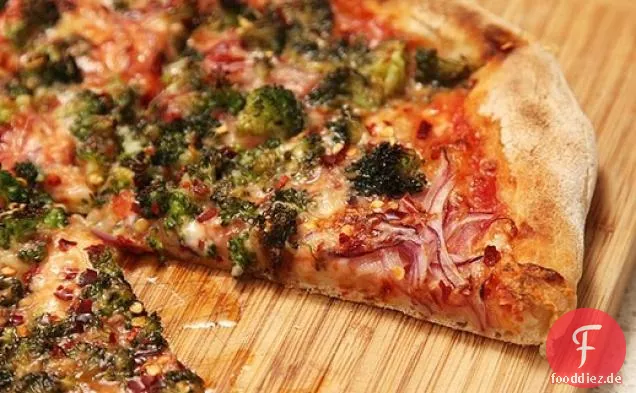 Karamellisierter Brokkoli und rote Zwiebel Pizza