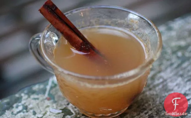 Heißer Ingwer-Apfelwein mit Applejack
