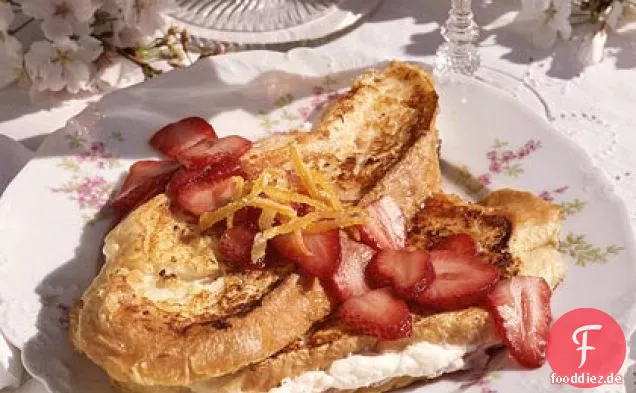 Käse-gefüllter French Toast mit Erdbeersauce