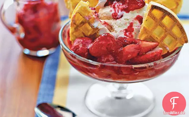Erdbeer-Waffel-Eisbecher