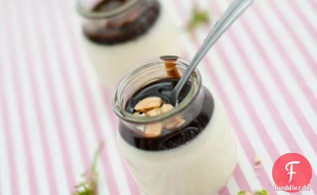 Geröstete Kokosnuss-Panna Cotta mit Tante Shirleys Schokoladensauce