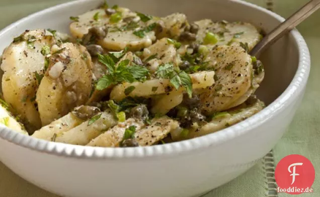 Ernste Salate: Patricia Wells warmer Kartoffelsalat mit Kapern, Schalotten & Minze