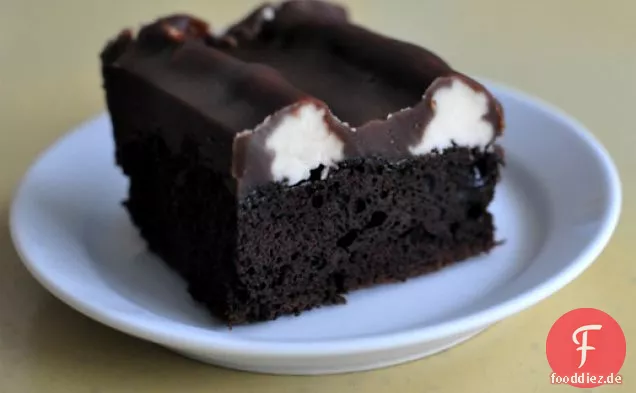 Bumpy Cake (Schokoladenkuchen mit Vanille-Buttercreme und Schokoladen-Fudge)