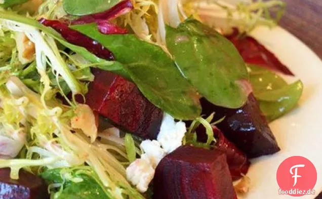 Ernste Salate: Gerösteter Rübensalat mit Ziegenkäse, Walnüssen und Honig-Dijon-Vinaigrette