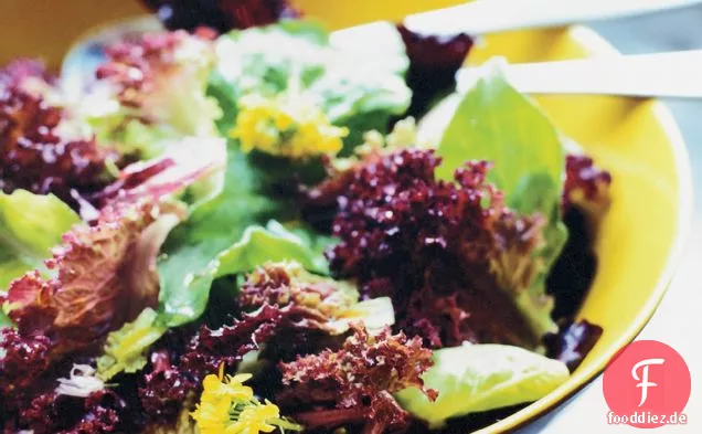 Grüner Salat mit nussiger Vinaigrette