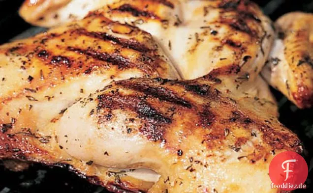 Gegrilltes geteiltes Huhn mit Rosmarin und Knoblauch