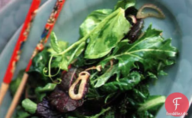 Asiatischer grüner Salat mit süßer Schalotten-Vinaigrette