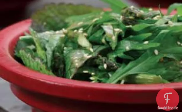 Würziger grüner Salat mit Soja & geröstetem Knoblauchdressing