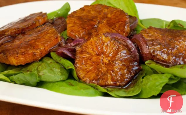 Orangen, karamellisierte rote Zwiebeln und Spinat mit Balsamico-Vinaigrette