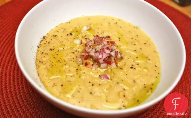 Abendessen heute Abend: Griechische gelbe Split-Erbsensuppe mit roten Zwiebeln und Zitrone