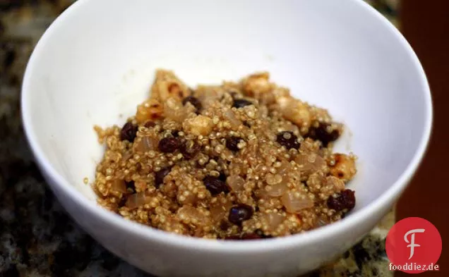 Abendessen heute Abend: Quinoa 'Risotto' mit gerösteten Haselnüssen und getrockneten Johannisbeeren