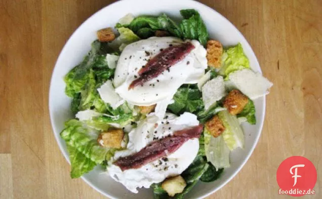 Sonntagsbrunch: Caesar-Salat mit pochierten Eiern