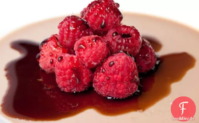 Milchschokolade Panna Cotta mit Himbeeren und Saba