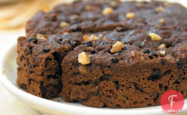 Gedünstetes Schwarzbrot mit Johannisbeeren und Walnüssen