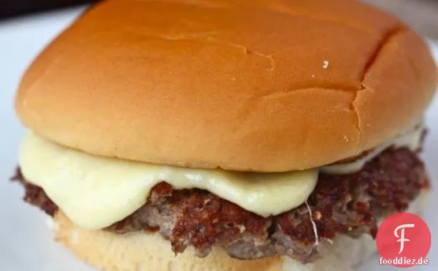 Gebratene Burger mit leicht schmelzenden Comté-Käsescheiben