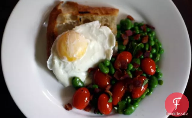 Abendessen heute Abend: Fava-Bohnensalat mit Toast und pochiertem Ei