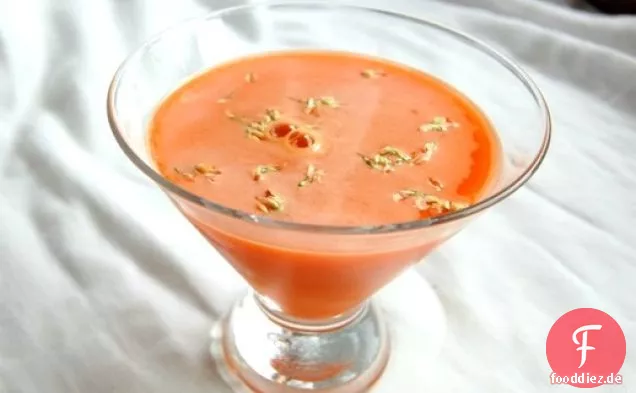 Orange-infundierter Wodka mit Karottensaft und Kleeblüten