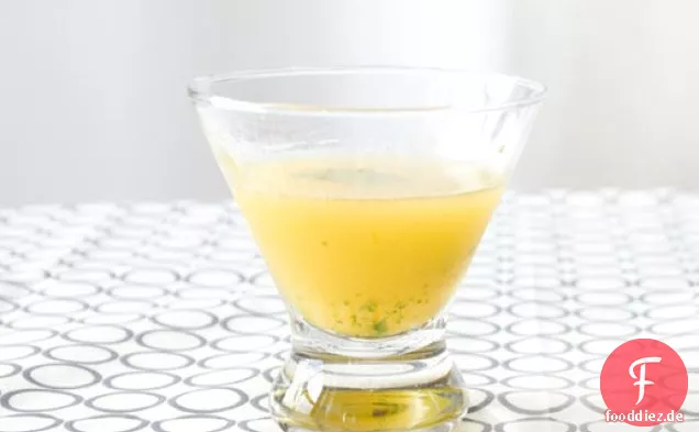Holen Sie sich Tropical: Passionsfrucht + Minzcocktail
