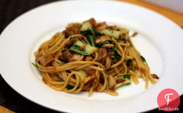 Abendessen heute Abend: Pasta mit Schweinelende, chinesische Auberginen, Baby Bok Choy und würzige Miso-Sauce