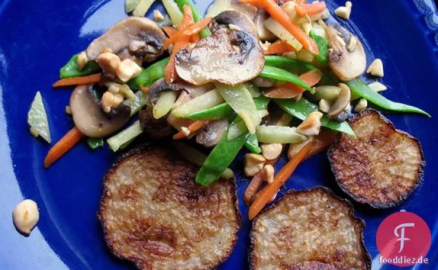 Gebratene Rüben und übrig gebliebenes Gemüse unter Rühren braten