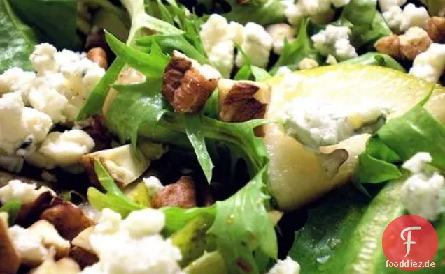 Gesund & lecker: Gemischtes Gemüse mit Birnen, Pekannüssen, Blauschimmelkäse und Honig-Balsamico-Dressing