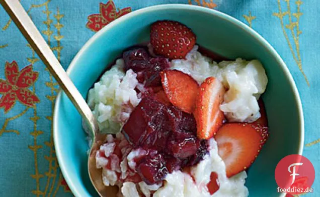 Rubin Port und Rhabarber Risotto mit gezuckerten Erdbeeren