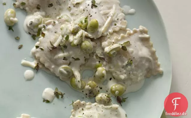 Ravioli und Edamame in Parmesansauce