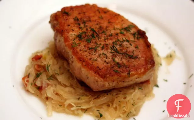 Abendessen heute Abend: Sautierte Schweinekoteletts mit Sauerkraut